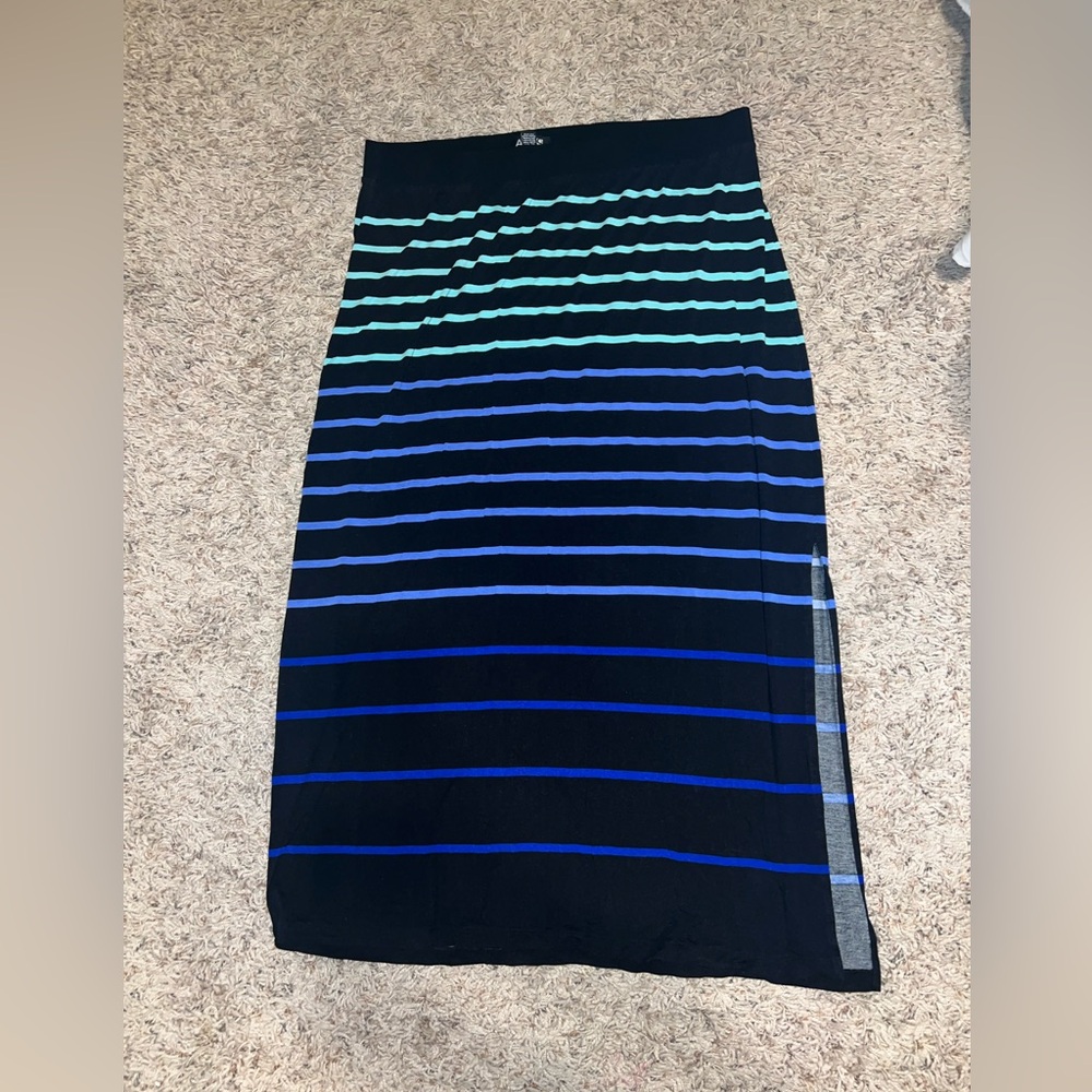 Women’s apt 9 size 1x super soft elastic waist maxi skirt with slit to knee